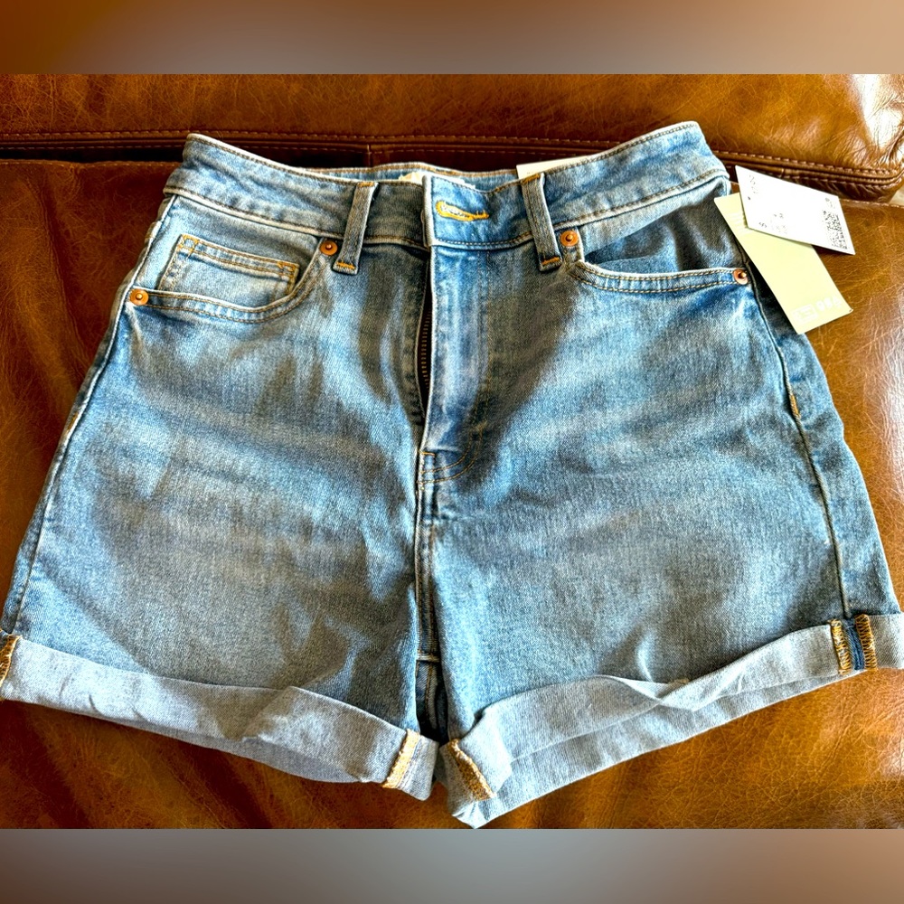H&M **Brand New Short**